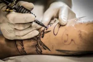 Cómo curar un tatuaje