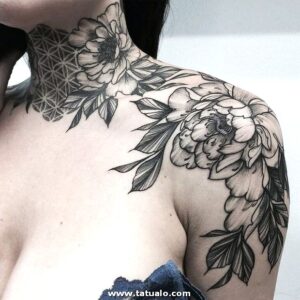 tatuajes mujeres cuello 12