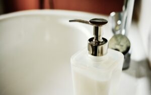 Agua y jabón vs limpiadores especiales: ¿cómo lavar un tatuaje?