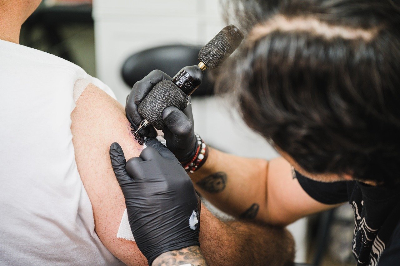 Errores más comunes al cuidar un tatuaje nuevo
