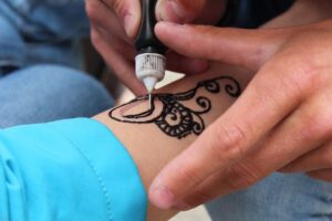 Tatuaje negro vs a color: mantenimiento y durabilidad