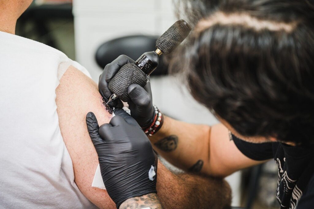 ¿Cuánto tarda en cicatrizar un tatuaje y cómo saber si va bien?