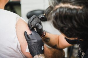 ¿Cuánto tarda en cicatrizar un tatuaje y cómo saber si va bien?