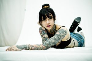 ¿Es peligroso tatuarse en verano? Mitos y verdades