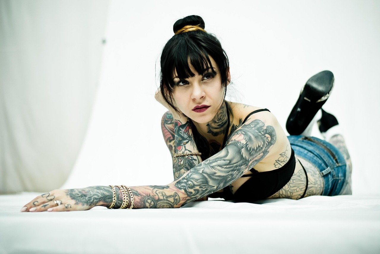 ¿Es peligroso tatuarse en verano? Mitos y verdades