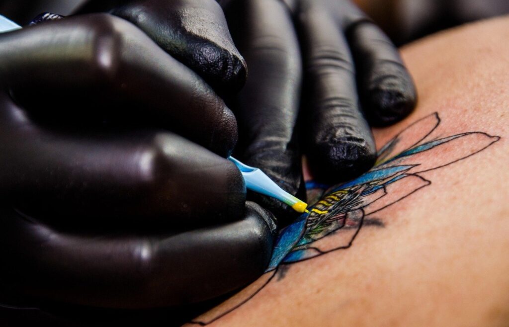 ¿Qué zonas duelen más al tatuarse?